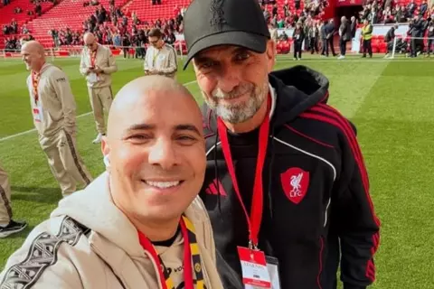 محمد زيدان يسجل هدفًا في تعادل أساطير دورتموند مع ليفربول